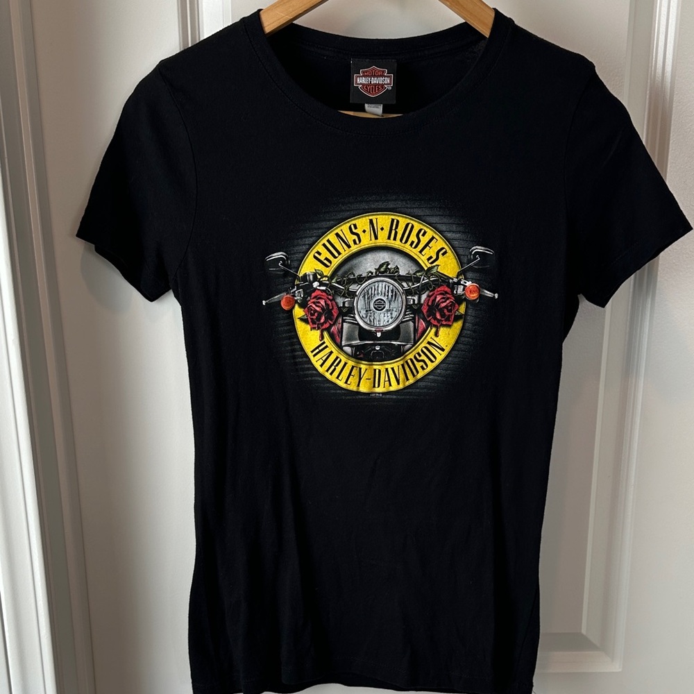 Harley-Davidson Black Tee with Guns and Roses Graphic